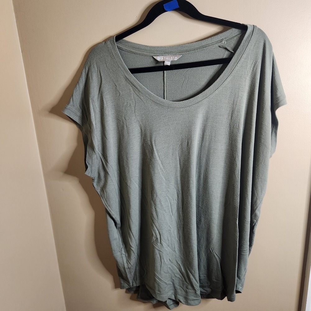 Athleta Cloudlight Stratus Tee in Olive. Size XLT.